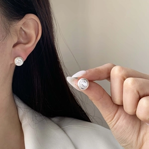 Boucles d'oreilles puces rondes pavées en argent avec pierres brillantes pour le quotidien