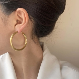 Grandes créoles dorées polies pour femmes au style géométrique et minimaliste