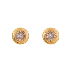 Détail de boucles d'oreilles vintage avec pierre en zircon et bordure dorée ciselée