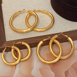 Ensemble de trois paires de créoles dorées texturées en tailles grande, moyenne et petite