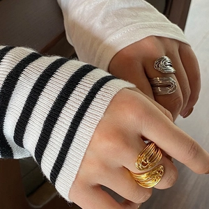 Anelli aperti ondulati moderni oro e argento per donne indossati per uso quotidiano
