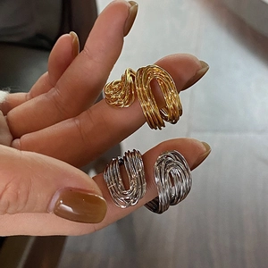 Macro di anelli a spirale a strati in oro e argento con finitura metallica lucida