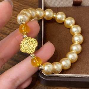 Bracelet luxueux en perles dorées avec perles de cristal et breloque fleurie