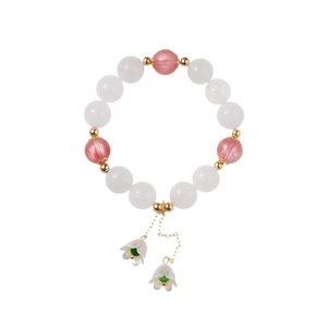 Bracelet en pierres naturelles avec perles blanches et élégants pendentifs muguet raffinés