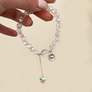 Bracelet en perles de cristal étincelantes avec un pendentif papillon coloré pour femme