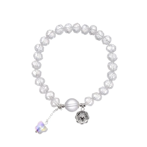 Bracelet en perles de cristal étincelantes avec papillon irisé et breloques en cœur
