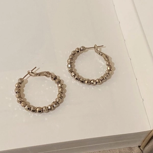 Boucles d'oreilles créoles torsadées avec perles dorées facettées et fermoir à levier