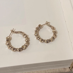 Détails de boucles d'oreilles rondes torsadées avec une finition dorée café vintage