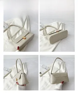 Vue détaillée sous quatre angles d'un sac baguette crème à motif pierre et fermoir doré