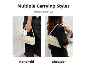 Sac à bandoulière crème motif croco avec boucle dorée présenté en deux styles de portage