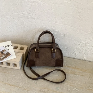 Borsa a mano retrò in pelle opaca marrone con manico e tracolla su pietra