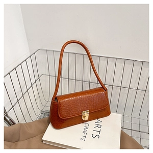 Détail du sac à bandoulière texture crocodile marron avec boucle métallique dorée