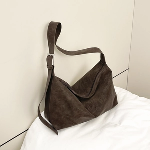 Borsa tote minimalista in pelle opaca testa di moro con tracolla larga regolabile