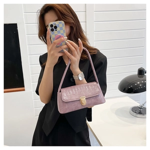 Détail du sac sous le bras violet à motif pierre avec boucle dorée et texture cuir PU