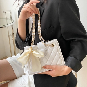 Borsa a tracolla bianca trapuntata con fiocco in seta e catena dorata elegante