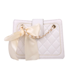 Borsa a tracolla trapuntata bianca con fiocco di seta e catena dorata da donna