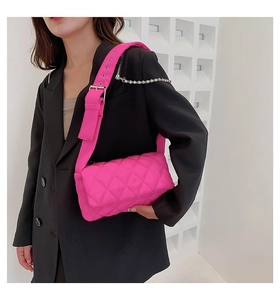 Sac bandoulière matelassé rose vif avec texture tressée et chaîne en argent chic