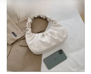 Détail du sac nuage plissé blanc cassé montrant la texture douce et la taille réelle