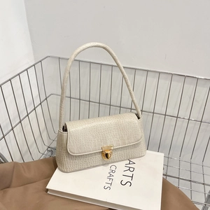 Sac sous le bras minimaliste beige à motif crocodile avec boucle en métal doré