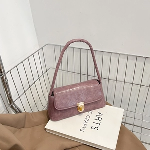 Sac à bandoulière tendance lilas motif pierre avec élégante boucle dorée