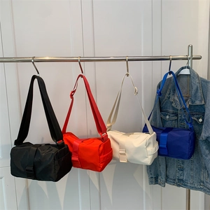 Borse a tracolla in nylon impermeabile in quattro colori con cinghie regolabili