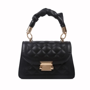 Schwarze Stepptasche mit gerafftem Griff und elegantem goldfarbenem Verschluss