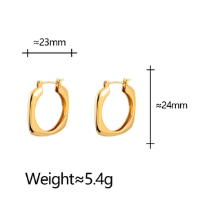 Détail de créoles carrées dorées de 23 mm de large avec une finition en métal poli