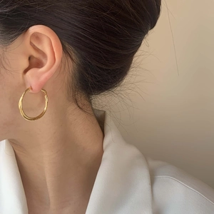 Élégantes créoles dorées texturées pour femmes au style français avec finition mate