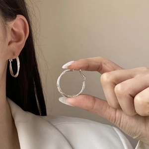 Élégantes créoles argentées texturées avec une finition étincelante pour un look chic