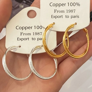 Boucles D'oreilles Créoles En Cuivre Style Français Rétro Plaquées Or 18 Carats Double Cercle Géométrique Texture Sable Givré Pour Femmes