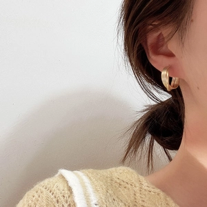 Boucles d'oreilles créoles croisées multicouches géométriques en or mat