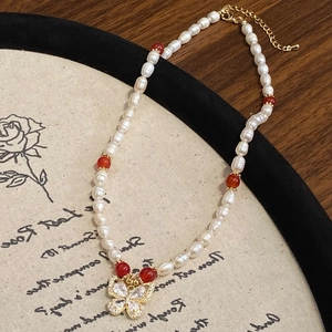 Collier élégant en perles naturelles avec pendentif papillon doré en zircone et perles