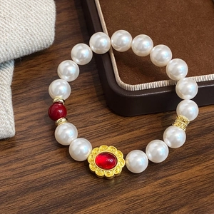 Französisches Vintage-Perlenarmband mit rotem Achat und goldenem Blumenanhänger