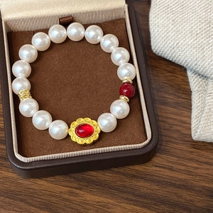 Französisches Vintage Künstliche Perlenarmband Für Damen Mit Rotem Achat Und Vergoldetem Legierungs Blumenanhänger Eleganter Retro Stil