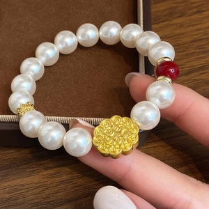 Französisches Vintage-Armband aus Perlen und rotem Achat mit goldenem Wolkenanhänger