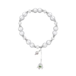 Bracelet en perles de cristal avec pendentif fleur et perle sur fond blanc