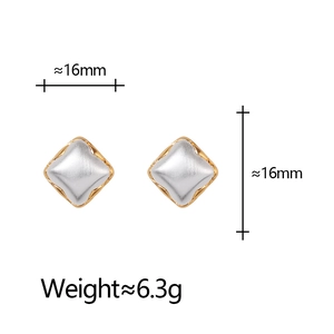 Detailed view of bicolor rhombus earrings with gold braided edges and 16mm size marks