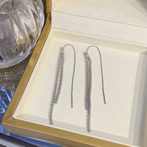Boucles d'oreilles pendantes en argent avec chaîne box et design scintillant élégant