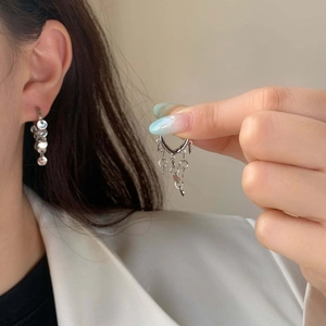 Elegantes pendientes plateados con flecos de lentejuelas pequeñas y eslabones de cadena