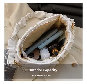 Vue détaillée du grand sac à épaule blanc plissé avec chaîne perlée et espace intérieur