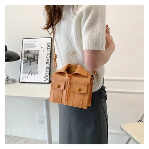 Sac à bandoulière original en forme de veste avec poignée cintre dorée en cuir marron