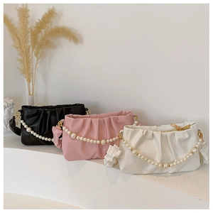 Tre borse a nuvola increspate in nero, rosa e bianco con eleganti manici di perle