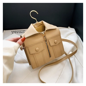 Vue détaillée du sac beige en forme de veste avec poignée dorée en forme de cintre
