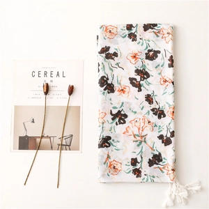 Écharpe en coton et lin avec motif floral à l'encre et pompons blancs pour femme