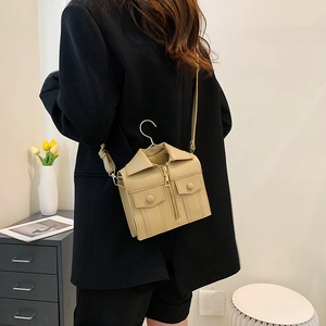 Sac à bandoulière créatif en forme de veste en cuir PU beige avec détails zippés réalistes