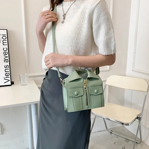 Sac bandoulière vert clair original en forme de veste avec fermetures éclair en métal