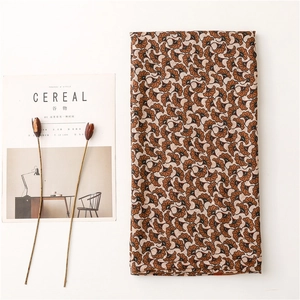 Écharpe ethnique en coton et lin à motifs de feuilles de ginkgo avec magazine et fleurs séchées
