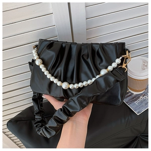 Détail du sac à bandoulière plissé noir avec chaîne à perles et texture en cuir PU souple