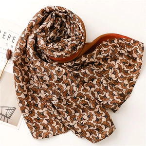 Écharpe élégante à motif de feuilles de ginkgo orange caramel avec bords frangés