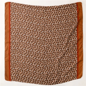 Détail de l'écharpe en coton et lin à motif chevrons et imprimé vintage de feuilles de ginkgo